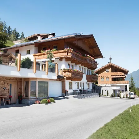 Apartment Landhaus Rieder Im Zillertal - Apart Arena Blick
